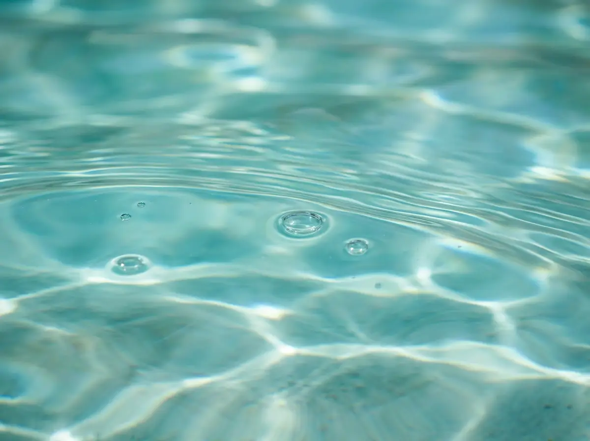 tech_ecoclean_water — кристально чистая вода крупным планом, блики и капли